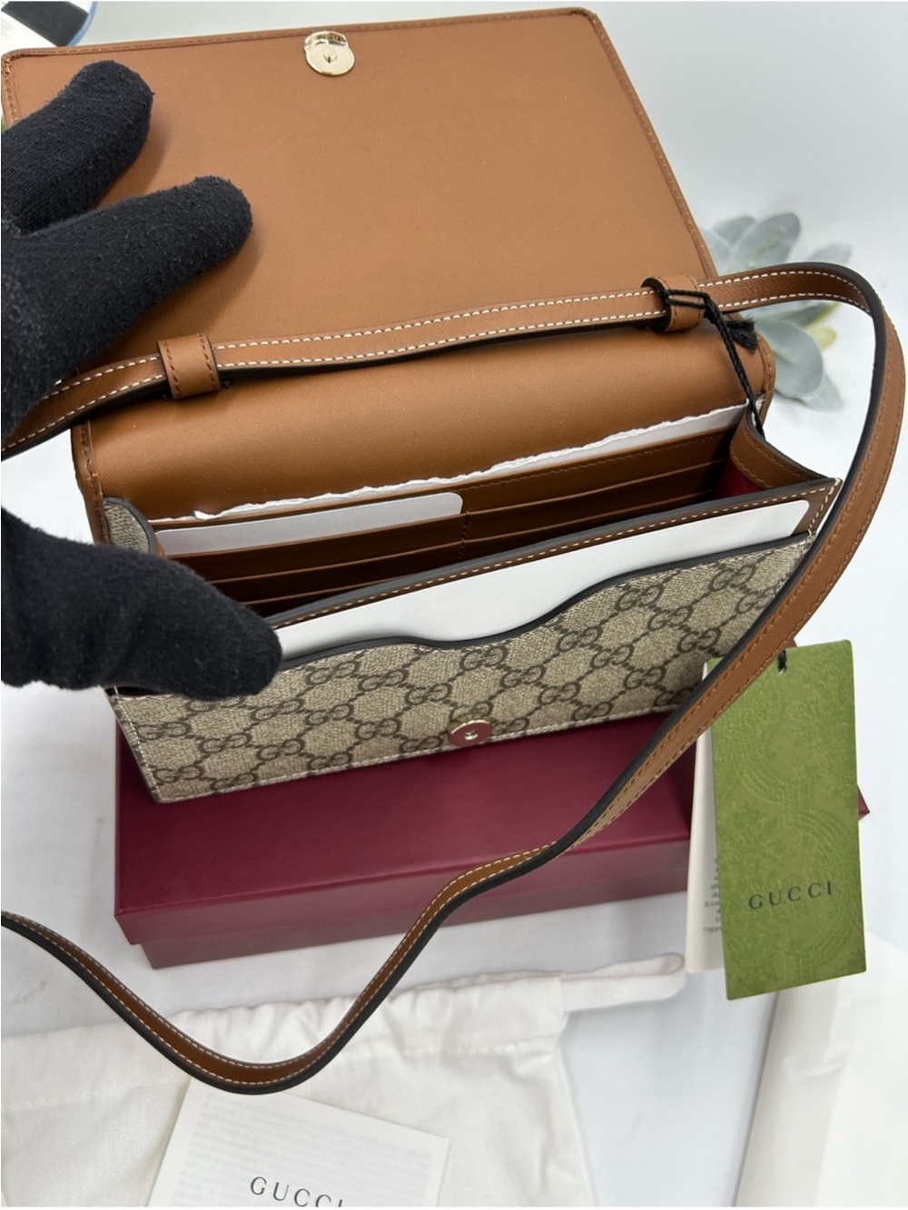 Women's Gucci Beige GG Supreme Crossbody wallet in a strap . NWT - Picture 9 of 15